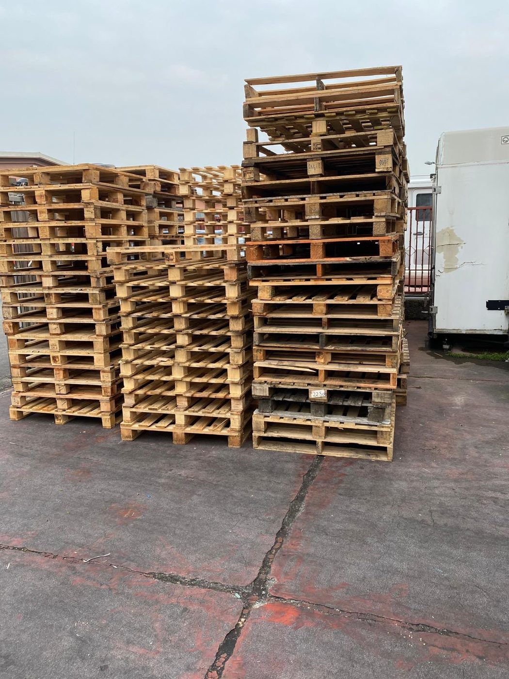 Pallet in legno pronti al recupero — Tuz Cart