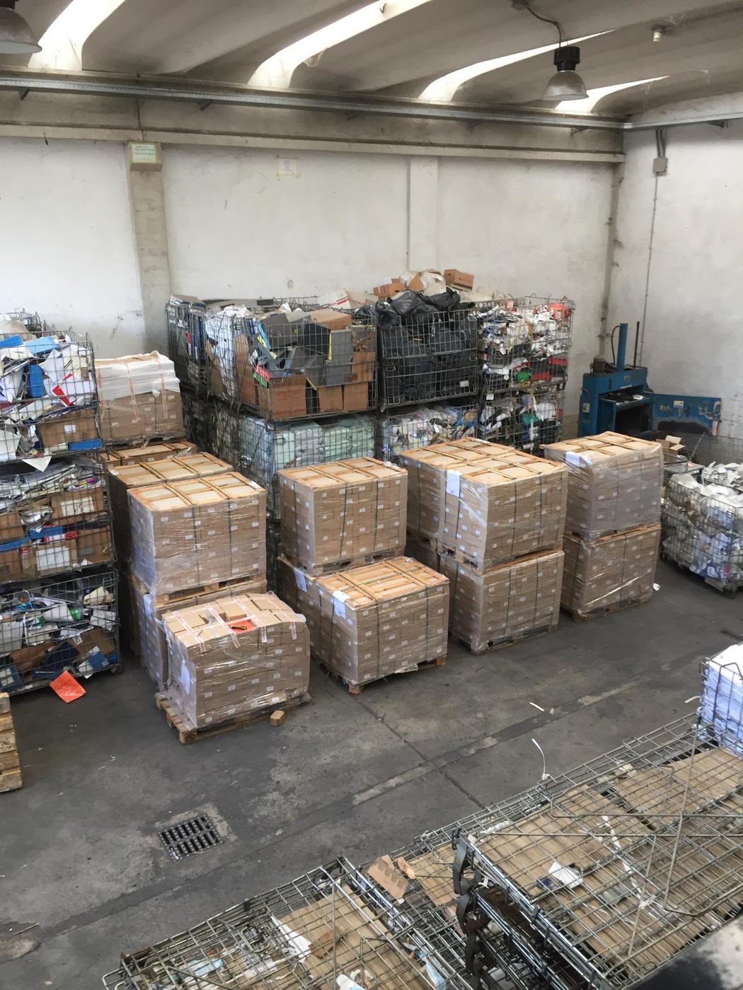 Materiale in magazzino pronto al recupero — Tuz Cart