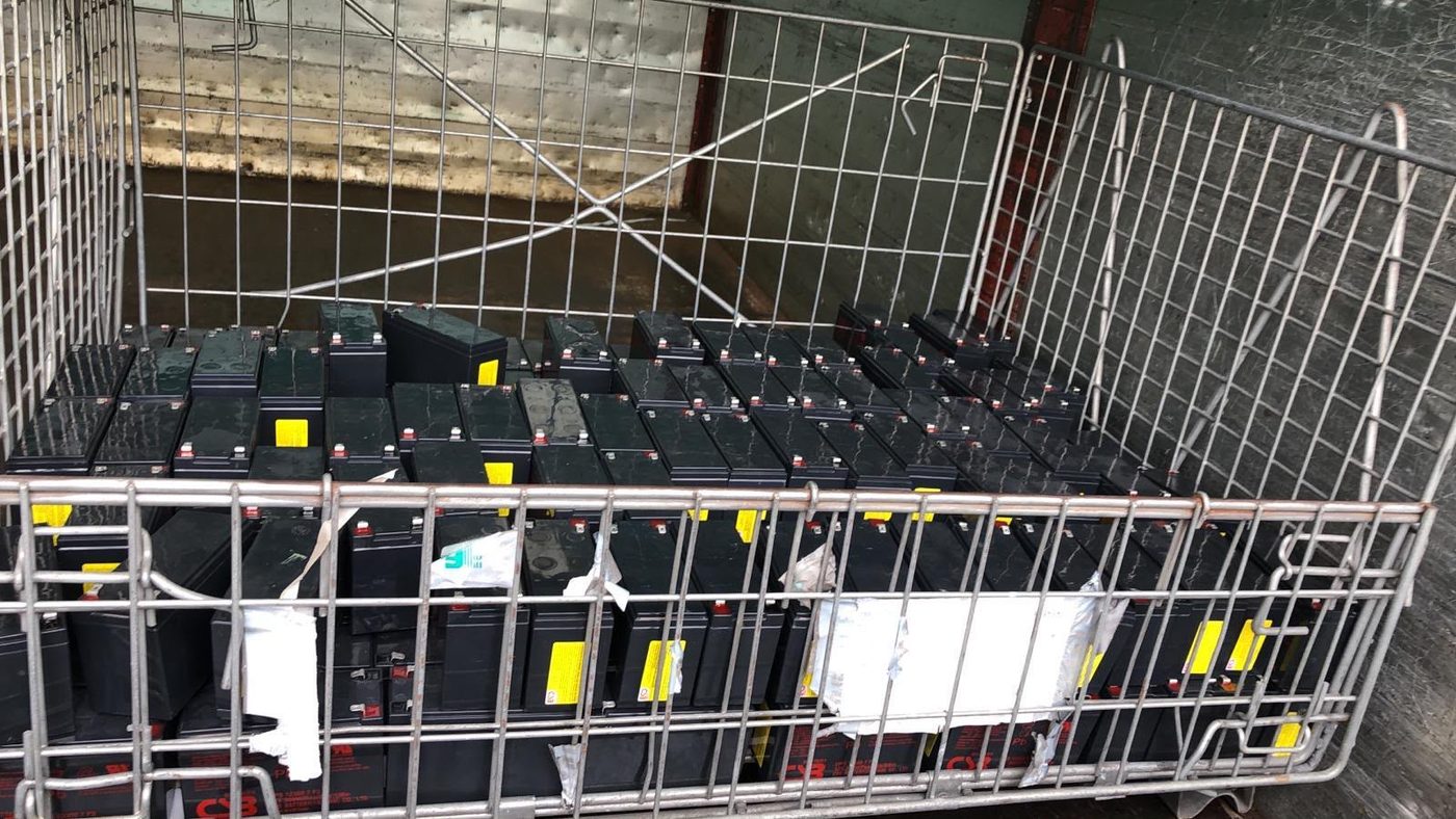 Batterie a fine vita in gabbia — Tuz Cart