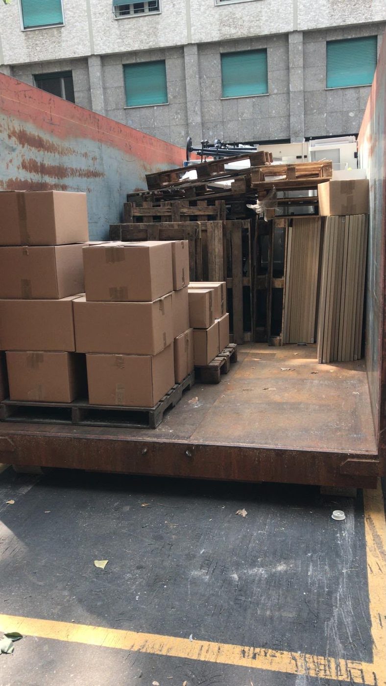 Sgombero con pallet, scatoloni e arredi — Tuz Cart